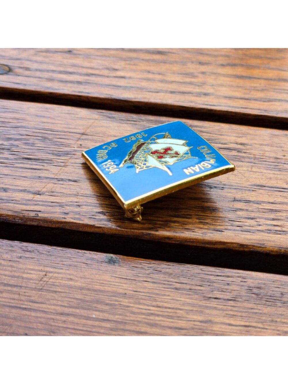 Daughters of the American Revolution DAR Gold Tone Blue Enamel Pin Brooch DC VTG - Picture 6 of 10